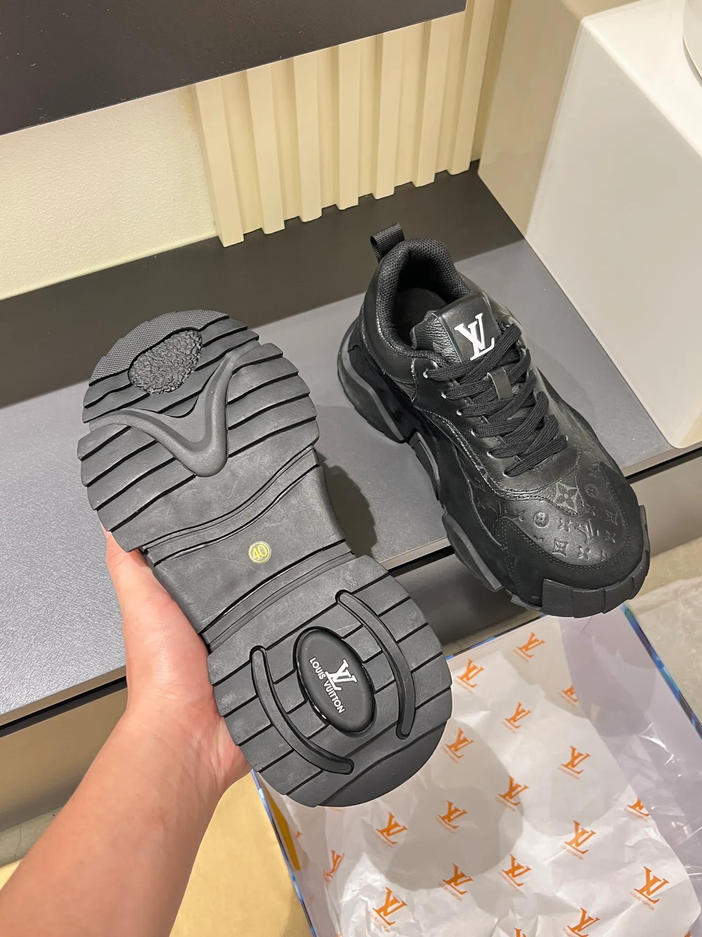 p600 "LOUI* VUITTO*" popular men's casual shoes, genuine development in Italy 💯Purchasing level quality ✔️The upper is made of first-layer cowhide, comfortable and soft sheepskin feet ⚡️ Fashionable and versatile, the toe last shape is firm and full, the soles are made from original LV molds and can be freely entered and exited the counter. Light and comfortable on the feet~Purely handmade, details determine quality! Size:39-44!